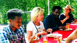 Eritreer und Schweizer beim gemeinsamen Essen. Eritreer und Schweizer beim gemeinsamen Essen.