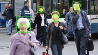 Blick auf Fussgänger. Deren Gesichter werden von einer Kamera erfasst. Blick auf Fussgänger. Deren Gesichter werden von einer Kamera erfasst.