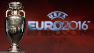 Der Pokal zur Europameisterschaft in Frankreich.
