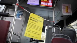 Absperrband in einem Bus.