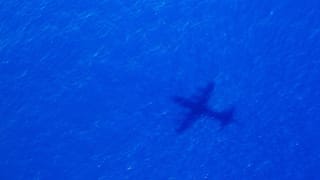 Der Schatten eines neuseeländischen P-3 Orion Flugzeugs