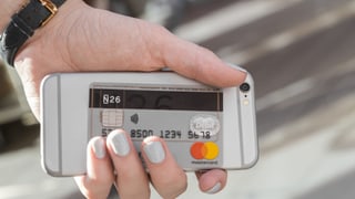 Smartphone mit Bankkarte. Smartphone mit Bankkarte.