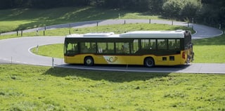 Ein Postauto in einer Haarnadelkurve. Ein Postauto in einer Haarnadelkurve.