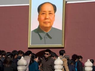 Ein grosses Porträt von Mao Tsetung.