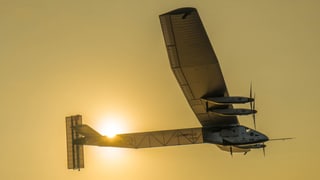 Das Flugzeug «Solar Impulse 2» fliegt in den Sonnenuntergang.