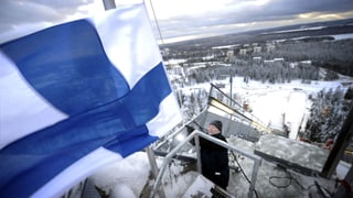 Die finnische Flagge auf einer Skisprungschanze.