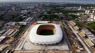 Luftaufnahme des Stadions Arena Amazonia von aussen. 