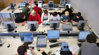 Computerraum mit Schülern.