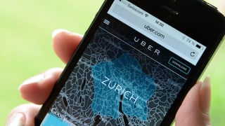 Ein Smartphone mit der Uber-App.