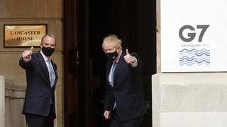 Britischer Aussenminister Dominic Raab und Premierminister Boris Johnson posieren zusammen.