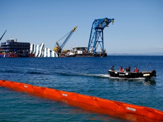 Das havarierte Kreuzfahrtschiff «Costa Concordia» liegt vor der italienischen Insel Giglio im Mittelmeer – umkreist von Kränen. (reuters)