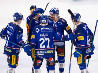 Jubelnde Kloten-Spieler Jubelnde Kloten-Spieler