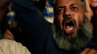 Wütende Demonstranten, teilweise mit typischen Bärten.