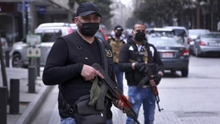 Kräfte des libanesischen Geheimdiensts überwachen im Zentrum von Beirut die Corona-Massnahmen. Kräfte des libanesischen Geheimdiensts überwachen im Zentrum von Beirut die Corona-Massnahmen.