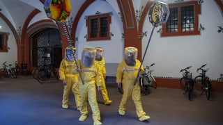 Leute mit gelben Kostümen Leute mit gelben Kostümen