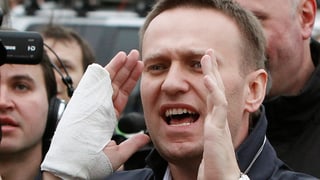 Alexej Nawalny ruft mit den Händen neben dem Mund. Alexej Nawalny ruft mit den Händen neben dem Mund.