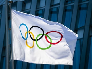 Olympische Flagge weht im Wind