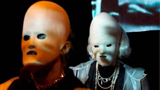 Zwei Menschen mit eierförmigen Masken. Zwei Menschen mit eierförmigen Masken.