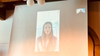 Dima Wannous ist vie Skype zugeschaltet und ihr Bild auf eine Leinwand übertragen. Dima Wannous ist vie Skype zugeschaltet und ihr Bild auf eine Leinwand übertragen.