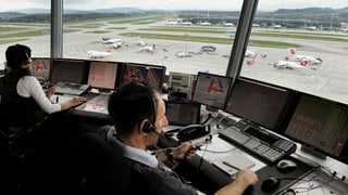 Skyguide Fluglotsen gehen ihrer Arbeit nach im Tower des Flughafens Zürich Kloten.