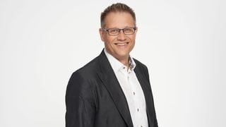 Schmid lächelt in die Kamera. Schmid lächelt in die Kamera.