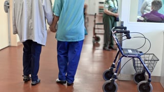 Eine Pflegerin begleitet eine Patientin im Demenzzentrum Bethlehemacker in Bern.