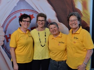 Gaby Graber, Uschi Villommet und Heidi Hutter haben Christina Frei-Hutter für «Helden des Alltags 2015» angemeldet. Sie posieren für ein Gruppenbild.