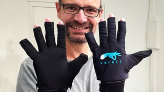 Reto Widmer mit zwei schwarzen Handschuhen mit angeschnittenen Fingerkuppeln. Reto Widmer mit zwei schwarzen Handschuhen mit angeschnittenen Fingerkuppeln.