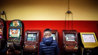Junge steht vor Spielautomaten Junge steht vor Spielautomaten