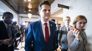 Der Republikaner Matt Gaetz umgeben von Journalisten. Der Republikaner Matt Gaetz umgeben von Journalisten.