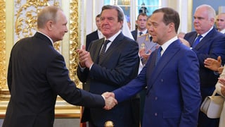 Putin mit Schröder und Medwedew