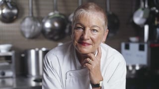 Frau mit kurzen Haaren in weiss gekleidet