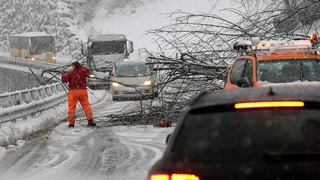 Schnee: Strasse wird blockiert.
