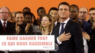 Valls die Hand ans Herz haltend vor einer Gruppe von Anhängern.