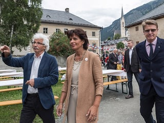 OK-Chef Andrea Hämmerle führt Bundesrätin Doris Leuthard durch das Festgelände in Zernez.