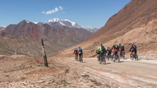 Velofahrer sind auf der Pamirroute unterwegs. Velofahrer sind auf der Pamirroute unterwegs.