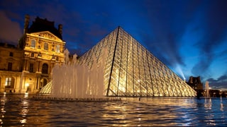 Die Pyramide beim Louvre bei Nacht.