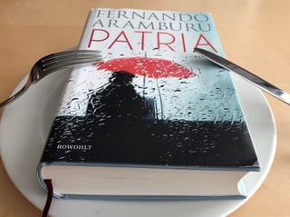 «Patria» liegt auf einem weissen Teller, Messer und Gabel daneben. «Patria» liegt auf einem weissen Teller, Messer und Gabel daneben.