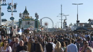 Personen auf den Wiesn.