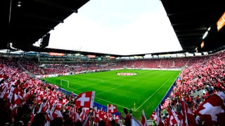 In der AFG-Arena schwenken die Fans ihre Schweizer Fahnen.