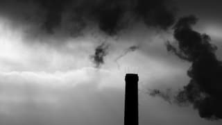 Kamin stösst Rauch aus Kamin stösst Rauch aus