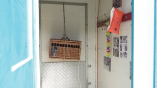 Eine hängende Box in einer Kabine. Eine hängende Box in einer Kabine.