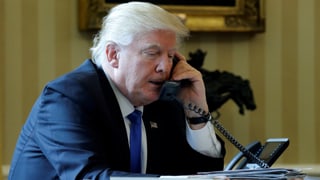 Donald Trump im Weissen Haus im Oval Office während eines Telefongesprächs. 