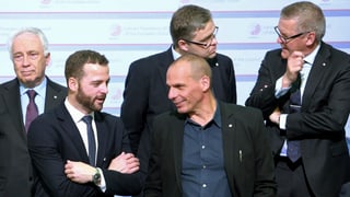 Yanis Varoufakis im Kreise von Kollegen beim Eurogruppen-Treffen am 24. April in Riga.