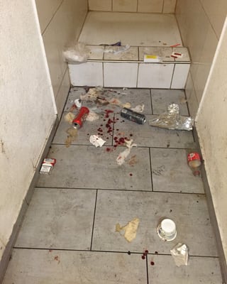 Der Dreck liegt auch im Badezimmer. Der Dreck liegt auch im Badezimmer.