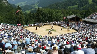 Volle Zuschauerreihen in der Schwinger-Arena auf dem Brünig. 
