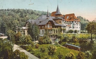 Eine Postkarte zeigt das Dolder Waldhaus 1906.