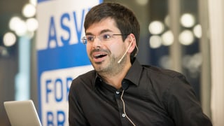 Martin Müller spricht an einer Konferenz