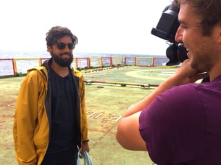 Atmosphären-Dynamiker Pascal Graf auf dem Deck der «Akademik Tryoshnikov». Im Vordergrund ein Kameramann von SRF «Einstein».