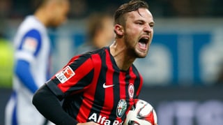 Haris Seferovic jubelt mit dem Ball unter dem Arm.